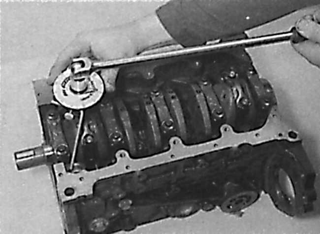 Монтаж головки блока цилиндров на двигателе, снятом с автомобиля