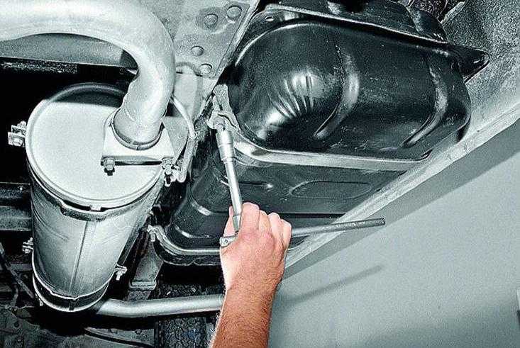 Opel kadett e снятие и установка топливного насоса