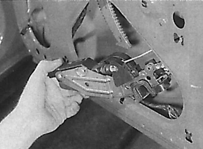 Ремонт опель вектра : замок переднего ремня безопасности и механизм натяжения opel vectra b