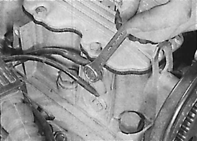 Монтаж головки блока цилиндров на двигателе, установленном в автомобиле opel - vectra a