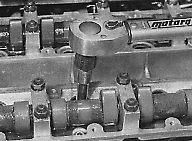 Монтаж головки блока цилиндров на двигателе, снятом с автомобиля опель вектра а